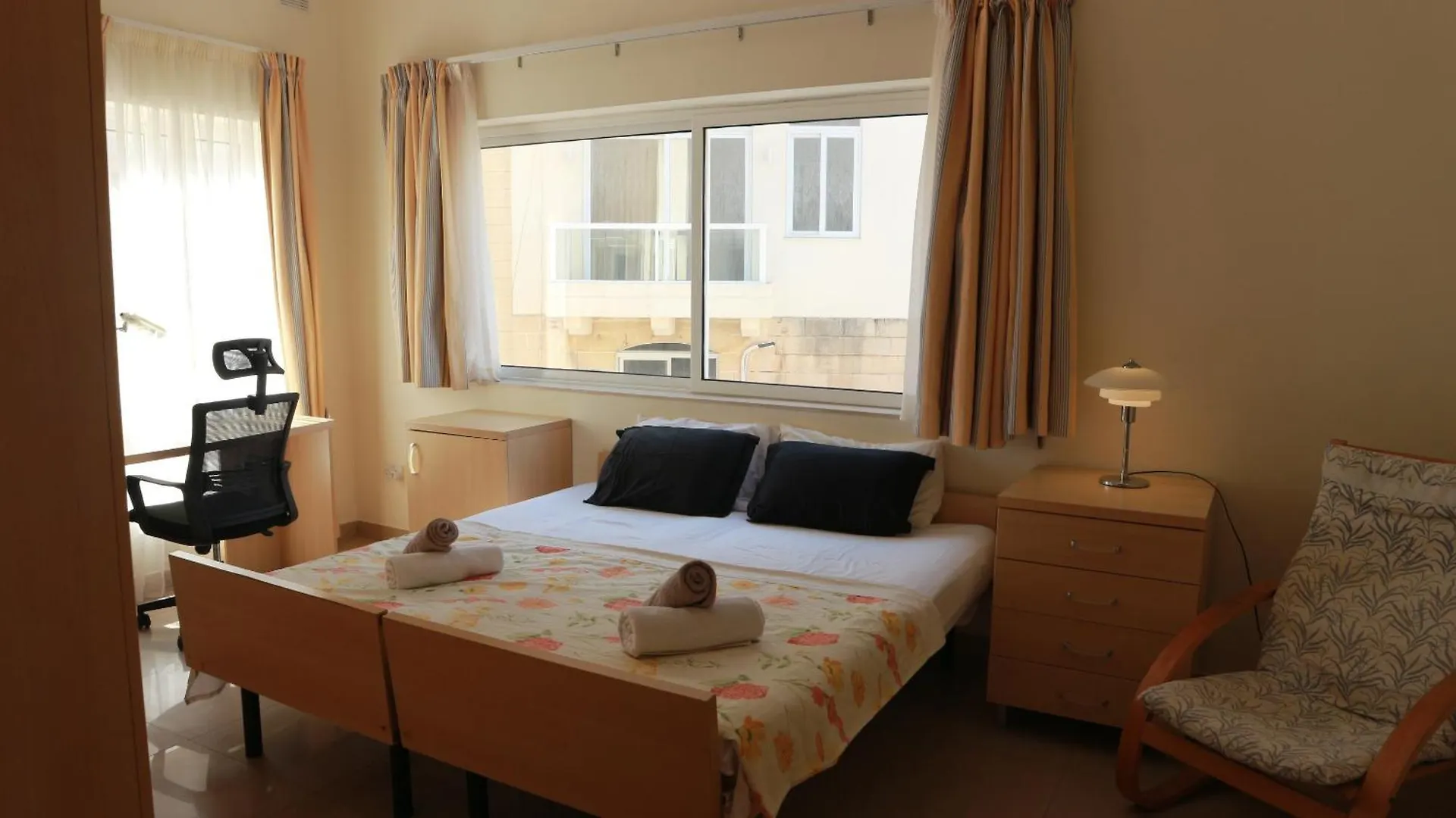 Penthouse Shared Stay Saint Julian's Homestay