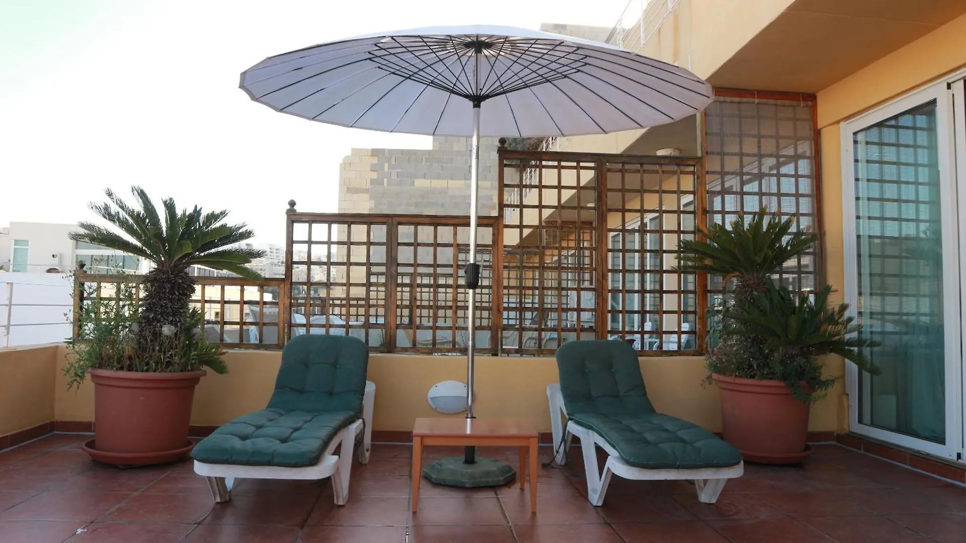 Penthouse Shared Stay Saint Julian's Homestay